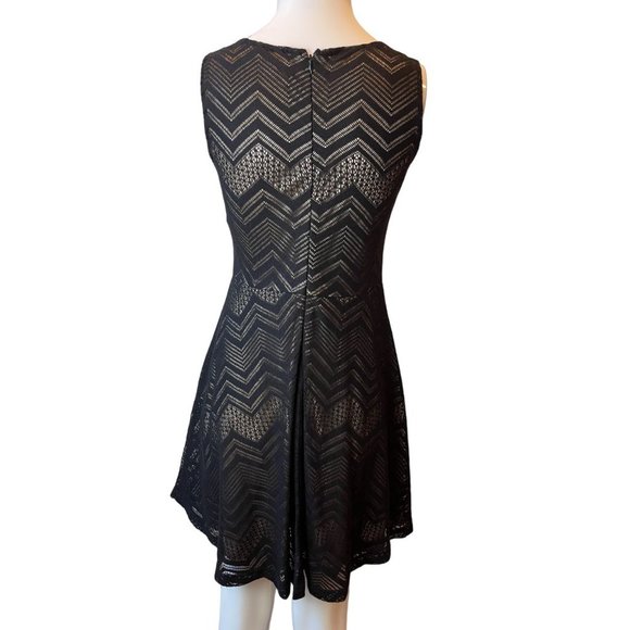 Mystree Womens Eyelet Fit & Flare Dress Chevron 10105 Round Neck Black SZ Medium - Picture 2 of 8